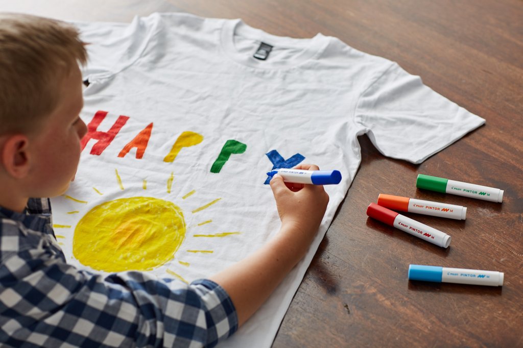 Child drawing on T-shirt with 168网澳洲5结果官方PILOT Pen Pintor craft markers.