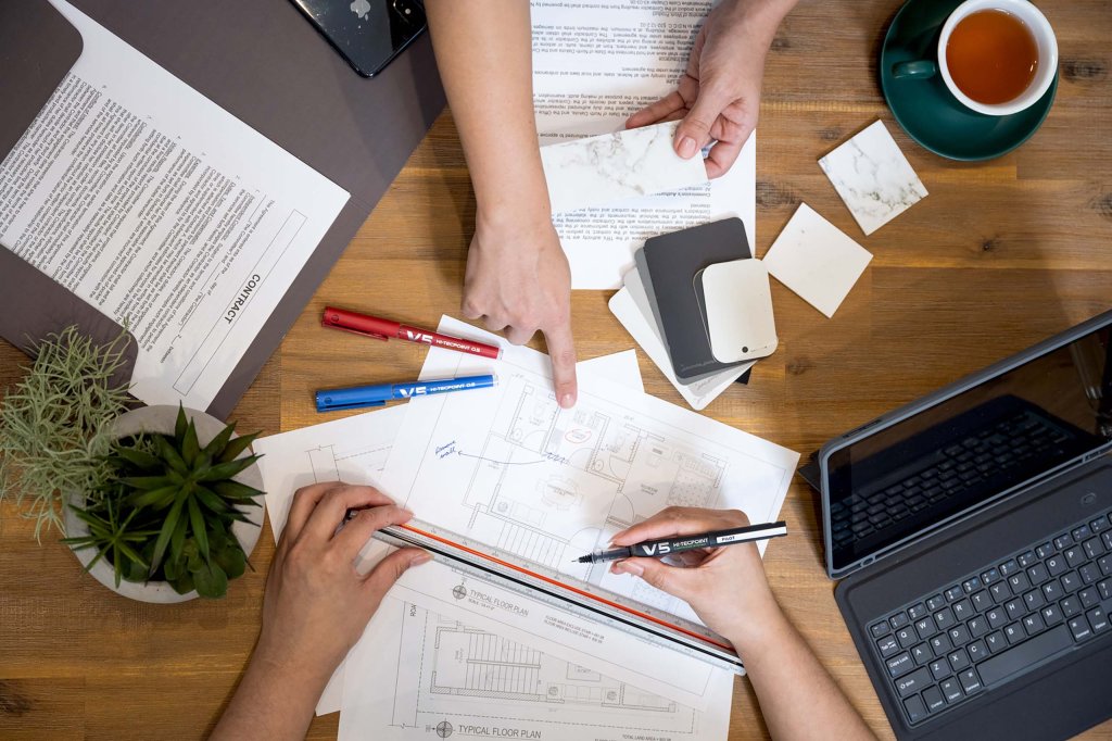 168网澳洲5结果官方PILOT Pen BeGreen Hi-Tecpoint V5 refillable - Liquid Ink Rollerball pen being used in an office for drafting.