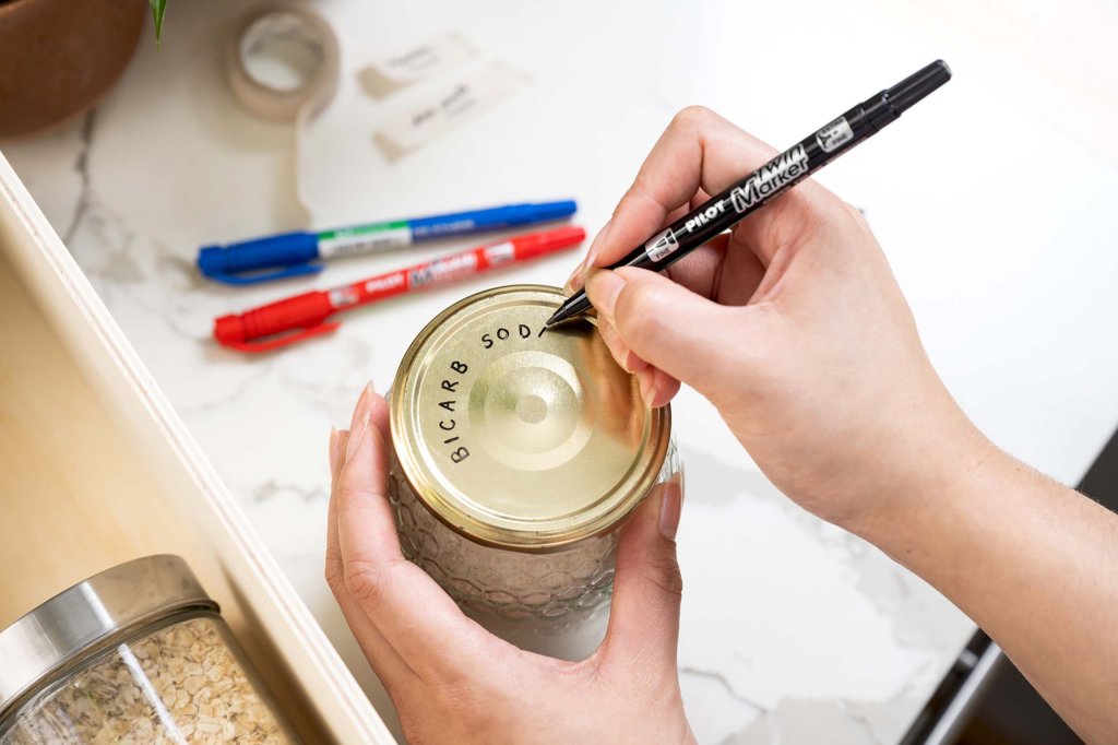 168网澳洲5结果官方PILOT Pen BeGreen Twin Marker in black being used to Label the lid of a jar.