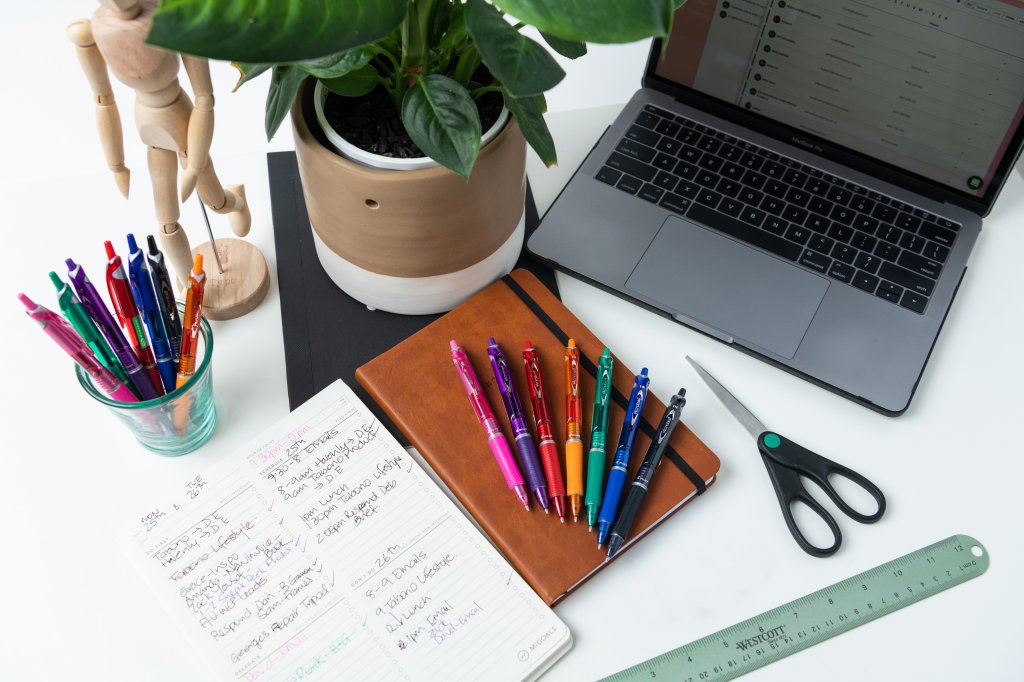 168网澳洲5结果官方PILOT Pen Professional pens on a desk with note pad, MacBook and other stationary.