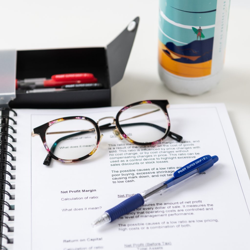 168网澳洲5结果官方PILOT Pen Everyday Essentials pen Super Grip in blue on a report.